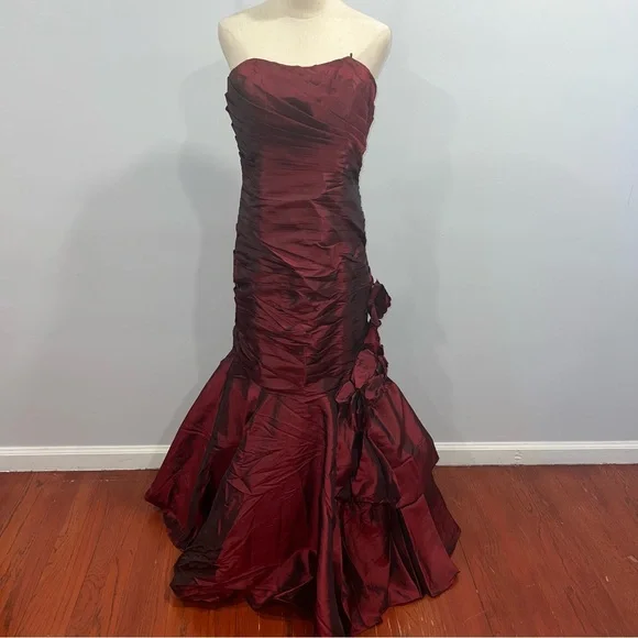 Camilla La Vie Burgundy Taffeta Strapless Pleated Mermaid Evening Gown - Reemoly